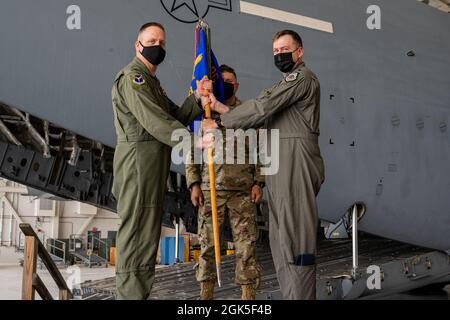 Le colonel Bryan Bailey, commandant du 911e Groupe des opérations, reçoit les directives du commandant sortant du 758e Escadron de transport aérien, le lieutenant-colonel Christopher Mazzi, lors d'un changement de commandement, à la station de réserve aérienne de l'aéroport international de Pittsburgh, en Pennsylvanie, le 7 août 2021. Le changement de commandement est une cérémonie formelle qui signifie le transfert de l'autorité d'un commandant à un autre. Banque D'Images