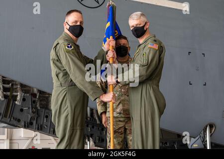 Le colonel Bryan Bailey, commandant du 911e Groupe des opérations, transmet un guide au commandant du 758e Escadron de transport aérien entrant, le lieutenant-colonel Barry Evans, à la station de réserve aérienne de l'aéroport international de Pittsburgh, en Pennsylvanie, le 7 août 2021. Le passage de la ligne directrice symbolise le transfert de commandement et qu'Evans assume la responsabilité du 758e AS. Banque D'Images