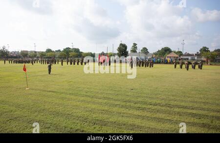 Les Marines se tiennent en formation lors de la 4e cérémonie de passation de commandement du Groupe de la logistique maritime à l'installation de soutien du corps des Marines la Nouvelle-Orléans le 7 août 2021. Les cérémonies de changement de commandement marquent le passage du commandement d'une Marine à une autre, symbolisant le transfert des responsabilités de son poste de commandement. Banque D'Images