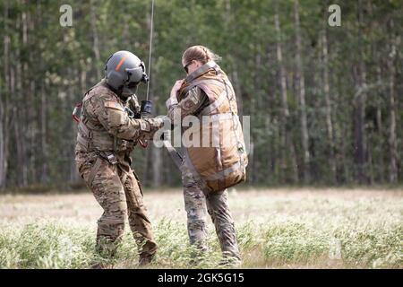 Les soldats de la Garde nationale de l'Armée de l'Alaska affectés au 1er Bataillon, 207e Régiment d'aviation exécutent une formation de caniche d'évacuation médicale aux côtés des aviateurs avec le 39e Escadron de transport aérien basé au Texas près de l'aérodrome de l'Armée Bryant sur la base interarmées Elmendorf-Richardson le 9 août 2021. Les servicembers ont utilisé un UH-60 Blackhawk et un C-130 Hercules pour simuler une extraction réelle. Banque D'Images