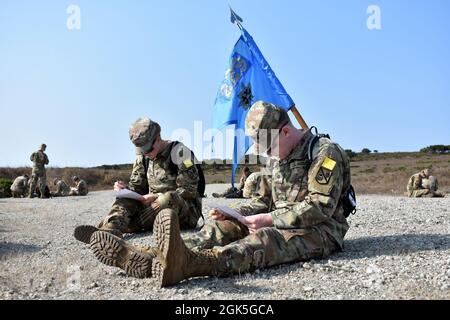 Les soldats affectés au 229e Bataillon du renseignement militaire doivent passer un examen écrit de navigation terrestre pendant la compétition de navigation terrestre du bataillon au monument national du fort Ord, en Californie, le 7 août 2021. Banque D'Images