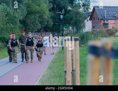 Personnel militaire, de gauche à droite : Cpl. De l'armée polonaise. Miɫosz Siwiński, PFC de l'armée américaine. Paul Santillo, Sgt. Kamil Cukier, le 1er lieutenant de l'armée américaine Joshua Bogle, et le SPC de l'armée américaine. Soyde-Yahve Medina-Reales. Lors de la deuxième nuit de patrouilles conjointes menées par les forces de l'ordre américaines et polonaises pendant le week-end, ces députés et « ZWS » (députés polonais) marchent sur un sentier à côté du lac Powidzkie, une zone de loisirs populaire à Powidz, en Pologne, le 7 août 2021. Les patrouilles conjointes effectuées ce week-end représentent certaines des premières patrouilles conjointes à Powidz depuis le début de la résolution de l'Atlantique. Le A Banque D'Images