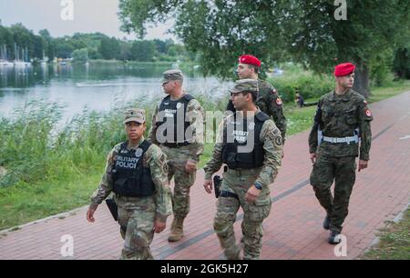 De gauche à droite : US Army SPC. Soyde-Yahve Medina-Reales, Armée des États-Unis 1er lieutenant Joshua Bogle, Armée des États-Unis PFC. Paul Santillo (devant), Sgt. Kamil Cukier (à l'arrière) et le Cpl. De l'armée polonaise. Miɫosz Siwiński. Lors de la deuxième nuit de patrouilles conjointes menées par les forces de l'ordre américaines et polonaises pour le week-end, ces députés et « ZWS » (députés polonais) marchent sur un sentier à côté du lac Powidzkie, une zone de loisirs populaire à Powidz, en Pologne, le 7 août 2021. Les patrouilles conjointes effectuées ce week-end représentent certaines des premières patrouilles conjointes à Powidz depuis le début de la résolution de l'Atlantique. Le A Banque D'Images