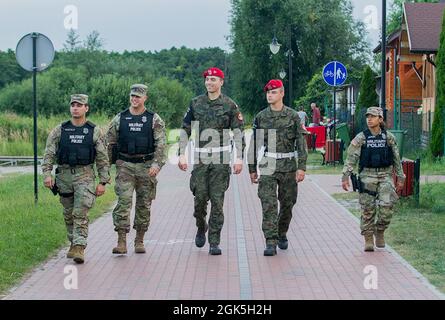 De gauche à droite : U.S. Army PFC. Paul Santillo, 1re Lt. De l'armée américaine Joshua Bogle, Sgt. Kamil Cukier et le Cpl. De l'armée polonaise. Miɫosz Siwiński, SPC de l'armée américaine. Soyde-Yahve Medina-Reales. Lors de la deuxième nuit de patrouilles conjointes menées par les forces de l'ordre américaines et polonaises pendant le week-end, ces députés et « ZWS » (députés polonais) marchent sur un sentier à côté du lac Powidzkie, une zone de loisirs populaire à Powidz, en Pologne, le 7 août 2021. Les patrouilles conjointes effectuées ce week-end représentent certaines des premières patrouilles conjointes à Powidz depuis le début de la résolution de l'Atlantique. Les députés américains sont assi Banque D'Images