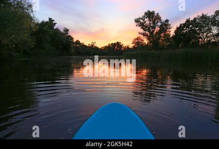 panneau sup sur la surface de l'eau du lac en soirée Banque D'Images