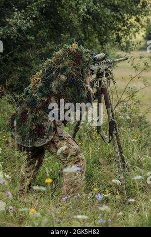 Le sniper italien est en bas de gamme dans la zone d'entraînement de Hohenfels, en Allemagne, le 08 août 2021. Le concours européen de 2021 du meilleur Sniper est un concours de compétence organisé par le 7e Commandement de l’instruction de l’Armée de terre des États-Unis, dirigé par l’Europe et l’Afrique, qui comprend 8 alliés MATO et nations partenaires participant à la 7e zone d’entraînement Hohenfels de l’ATC, du 8 au 14 août. Le concours européen du meilleur Sniper est conçu pour améliorer le professionnalisme et l'esprit de corps. Banque D'Images