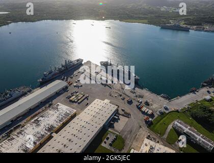 Port de l'APRA, Guam (août 11, 2021) - une vue aérienne de la base navale américaine de Guam montre plusieurs navires amarrés dans le port d'Apra, y compris des navires du groupe de grève des transporteurs du Royaume-Uni 21, août 9. Le déploiement est le premier au Royaume-Uni par un groupe de grève des transporteurs dans l'Indo-Pacifique depuis près de 25 ans et marque une réalisation historique dans le partenariat bilatéral entre les États-Unis et le Royaume-Uni. Le destructeur de missiles guidé de classe Arleigh Burke, USS The Sullivans (DDG-68), est déployé avec le groupe de grève. Tout comme les chasseurs F-35B Lightning II de l'escadron d'attaque de chasseurs maritimes 211, le HMS Queen Elizabe Banque D'Images