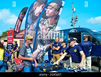 210808-N-RB168-0016 WATKINS GLEN, N.Y. (le 8 août 2021) — les futurs marins du Navy Talent acquisition Group (NTAG) Pittsburgh s'engagent avec sa communauté lors du Go Bowling à la course Watkins Glen NASCAR Cup Series. Plus de 28 futurs marins ont prêté le serment d'enrôlement à l'événement. Cmdr. Brandon Smith, commandant du NTAG Pittsburgh, a prêté serment. Le NTAG Pittsburgh, qui fait partie du Commandement du recrutement de la Marine, recrute la prochaine génération de marins de la Marine dans toutes les régions de Pennsylvanie, de New York, de Virginie-Occidentale et du Maryland. Banque D'Images