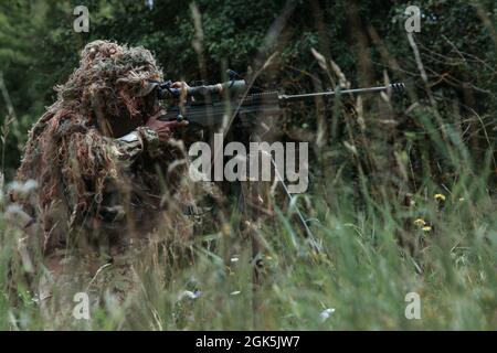 Le sniper italien est en bas de gamme dans la zone d'entraînement de Hohenfels, en Allemagne, le 08 août 2021. Le concours européen de 2021 du meilleur Sniper est un concours de compétence organisé par le 7e Commandement de l’instruction de l’Armée de terre des États-Unis, dirigé par l’Europe et l’Afrique, qui comprend 8 alliés MATO et nations partenaires participant à la 7e zone d’entraînement Hohenfels de l’ATC, du 8 au 14 août. Le concours européen du meilleur Sniper est conçu pour améliorer le professionnalisme et l'esprit de corps. Banque D'Images