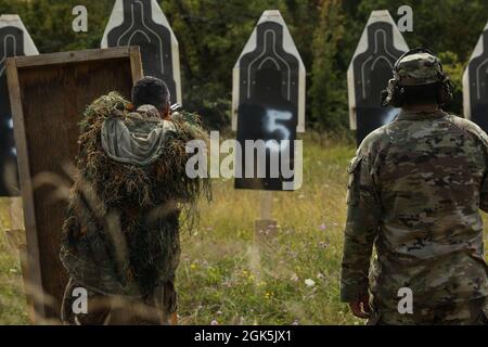 Le soldat italien vise le tir de pistolet à l'aire d'entraînement de Hohenfels, en Allemagne, le 08 août 2021. Le concours européen de 2021 du meilleur Sniper est un concours de compétence organisé par le 7e Commandement de l’instruction de l’Armée de terre des États-Unis, dirigé par l’Europe et l’Afrique, qui comprend 8 alliés MATO et nations partenaires participant à la 7e zone d’entraînement Hohenfels de l’ATC, du 8 au 14 août. Le concours européen du meilleur Sniper est conçu pour améliorer le professionnalisme et l'esprit de corps. Banque D'Images