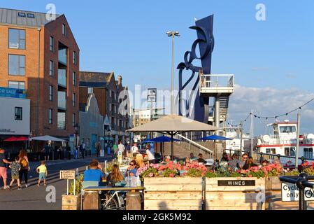 Un front de mer animé sur Poole Quay lors d'une soirée d'été, Dorset Angleterre Royaume-Uni Banque D'Images