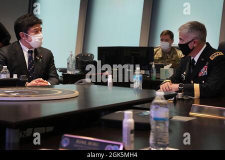 Le général de l'armée américaine Paul M. Nakasone, commandant du cybercommandement américain et directeur de l'Agence nationale de sécurité, rencontre l'honorable Yasuhide Nakayama, ministre de la Défense du Japon, à fort George G. Meade, Maryland, le 9 août 2021. Leur réunion a porté sur les défis stratégiques en matière de sécurité dans le cyberespace et sur la coopération bilatérale entre les États-Unis et le Japon. Banque D'Images