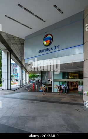 SINGAPOUR, SINGAPOUR - 06 septembre 2021 : centre de congrès et d'expositions Suntec City, développement multi-usages situé dans le Marina Center Singapore. Banque D'Images
