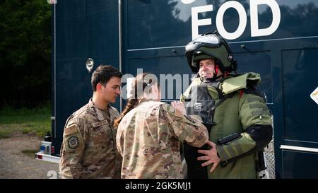 Le colonel Mark Dmytryszyn, commandant de la 2e Escadre de la bombe, met en costume-bombe avec l'aide d'Airman, 1er classe Paris Permenter, à gauche, et l'aviateur principal Janie Roberts, technicien d'élimination des munitions explosives du 2e Escadron de génie civil, à la base aérienne de Barksdale, en Louisiane, le 9 août 2021. Au cours de sa visite, Dmytryszyn a effectué une simulation d'opération impliquant un appareil explosif improvisé d'entraînement. Banque D'Images