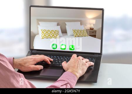 Vacances saerch: Main d'un homme tenant smartphone, téléphone mobile avec icône d'appel ici, messagerie téléphonique, et chat en direct d'un hôtel chambre, à l'écran Banque D'Images