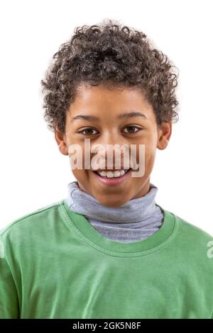 Petit portrait biracial souriant sur gros plan blanc. Sourire heureux sur fond blanc Banque D'Images