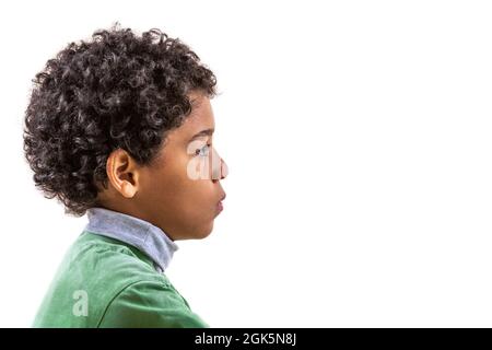 Petit portrait biracial souriant sur gros plan blanc. Sourire heureux sur fond blanc Banque D'Images