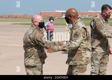 Le général de division Jeffrey King, commandant du complexe de logistique aérienne d'Oklahoma City, à gauche, salue le chef d'état-major de la Force aérienne, le général CQ Brown, Jr., à son arrivée à la base aérienne de Tinker, Oklahoma, le 9 août 2021. C’était la première visite de Brown à Tinker en tant que chef de cabinet. Banque D'Images