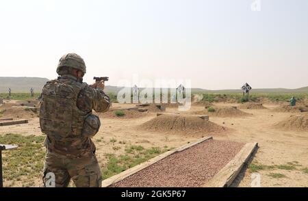 Les dirigeants de la 4e Brigade de soutien, les « Rough Riders », ont profité du beau temps hier pour affiner leur #létalité avec la plus récente ligne latérale de l’Armée de terre. Dans le cadre du processus de #modernisation à travers la force, le pistolet semi-automatique SIG Sauer P320-M17 remplace le Beretta M9. Une formation continue comme celle-ci est essentielle pour accroître la #préparation dans toute la brigade. Banque D'Images