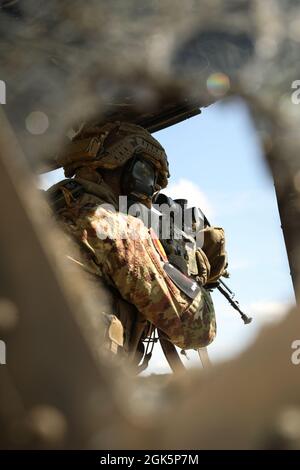 Le sniper italien est en bas de gamme dans la zone d'entraînement de Hohenfels, en Allemagne, le 09 août 2021. Le concours européen de 2021 du meilleur Sniper est un concours de compétence organisé par le 7e Commandement de l’instruction de l’Armée de terre des États-Unis, dirigé par l’Europe et l’Afrique, qui comprend 14 alliés de l’OTAN participants et des nations partenaires à la 7e zone d’entraînement Hohenfels de l’ATC, du 8 au 14 août. Le concours européen du meilleur Sniper est conçu pour améliorer le professionnalisme et l'esprit de corps. Banque D'Images