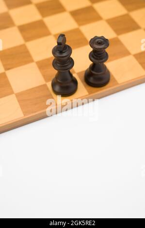 Vue de dessus des pièces d'échecs de la reine et du roi sur un échiquier en bois Banque D'Images