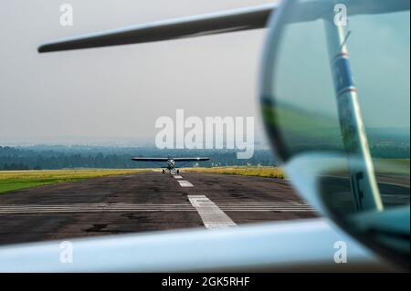 U.S. AIR FORCE ACADEMY, Colorado – Un avion de remorquage de la U.S. Air Force Academy débarque à Davis Airfield, à Colorado Springs, Colorado, le 10 août 2021. Banque D'Images