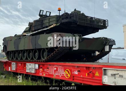 Un char M1A2 SEPv3 Abrams du Bataillon de soutien sur le terrain de l'armée de Mannheim, prépositionné stock site au Coleman Worksite, est conduit sur un prototype de wagon nouvellement redessiné le 10 août. Le SEPv3 Abrams est plus lourd que ses prédécesseurs, pesant plus de 73 tonnes. Banque D'Images