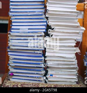 Piles de vieux livres sur une chaise dans la bibliothèque. Mise au point sélective Banque D'Images