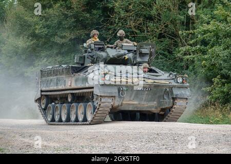 Armée britannique Warrior FV510 char de combat d'infanterie légère en action lors d'un exercice militaire, Salisbury Plain, Wiltshire, Royaume-Uni Banque D'Images