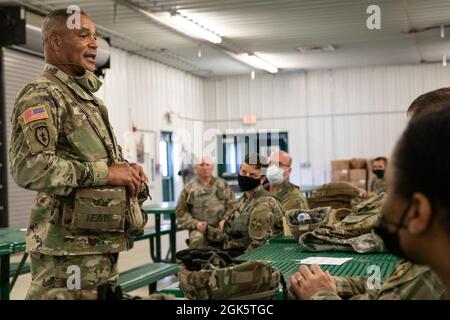 Le général Michael Garett, commandant général du Commandement des Forces armées des États-Unis, discute de l'importance de la diversité dans la Réserve de l'Armée des États-Unis avec la 332e brigade médicale, basée à Nashville, Tennessee, lors de l'exercice d'entraînement de soutien au combat 2021 à fort McCoy, Wisconsin, le 10 août 2021. « nous faisons partie de quelque chose de plus grand, nous faisons partie de l'armée américaine », a déclaré Garett. Il a souligné que la diversité rend l'Armée forte. Banque D'Images