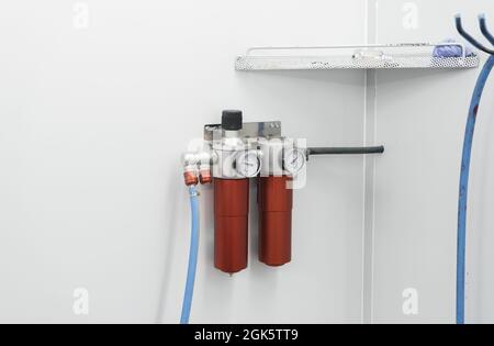 Manomètre d'air monté dans les cabines de peinture automobile Banque D'Images