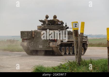 Armée britannique Warrior FV510 char de combat d'infanterie légère en action lors d'un exercice militaire, Salisbury Plain, Wiltshire, Royaume-Uni Banque D'Images