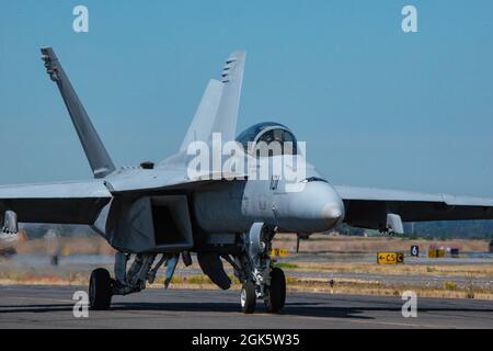 Un Super Hornet F/A-18C affecté à l’escadron de chasse Ragins’ Bulls of Strike (VFA) 37, se prépare au décollage lors d’un événement d’entraînement à la base de la Garde nationale aérienne de Portland, à Portland, en Oregon, le 10 août. La 142e Escadre de la Garde nationale aérienne de l’Oregon accueille le Strike Fighter Squadron 37 de la base aérienne navale Oceana, en Virginie, pour mener un entraînement de combat aérien dissemblable du 10 au 21 août. Banque D'Images