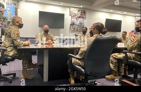 Bang. Le général Caroline Miller, 502e Escadre de la base aérienne et commandant de la base interarmées de San Antonio, ainsi que le Sgt. Luke Lucas, Groupe de génie civil, leader principal enrôtré, accueille leur série « Tough conversation », le 10 août 2021 à la base conjointe San Antonio-fort Sam Houston, Texas. Cette série favorise un dialogue ouvert et franc entre les hauts dirigeants de 502d ABW, les membres de service et les civils de tous les rangs et de tous les milieux. Banque D'Images