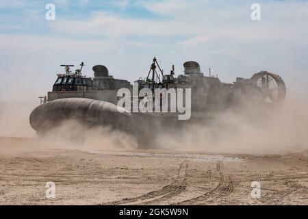 210810-N-VM474-1037 JACKSONVILLE, Caroline du Nord (août 10, 2021) Landing Craft, coussin d'air 2 attaché à l'unité d'embarcation d'assaut 4, lancé à partir du navire d'assaut amphibie de classe Wasp USS Kearsarge (LHD 3), parcs sur la rive de Camp Lejeune, en Caroline du Nord, en préparation d'un déchargement d'équipement le 10 août 2021. Kearsarge est en cours pour soutenir l'exercice à grande échelle (LSE) 2021. Le LSE 2021 démontre la capacité de la Marine à employer des forces précises, létales et écrasantes à l'échelle mondiale sur trois commandes de composantes navales, cinq flottes numérotées et 17 fuseaux horaires. LSE 2021 fusionne l'entraînement en direct et l'entraînement synthétique Banque D'Images