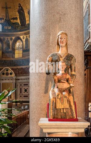 Sculpture en bois d'une mère tenant son fils décorant l'intérieur de l'église catholique médiévale en Italie Banque D'Images