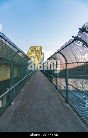 Pont avec barrière grillagée jusqu'au pont West End au-dessus de la rivière Ohio à Pittsburgh Banque D'Images