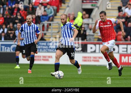 Barry Bannan, de Sheffield Wednesday, sort le ballon de sa demi-photo défensive : Liam Ford/AHPIX LTD, football, EFL League 1, Rotherham United v S. Banque D'Images