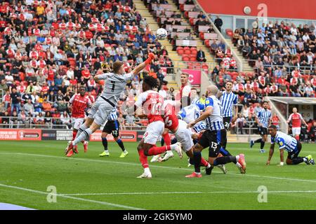 Bailey Peacock-Farrell, de Sheffield Wednesday, a réussi à pointer un coin loin de Clear.Picture: Liam Ford/AHPIX LTD, football, EFL League 1, Rotherham Banque D'Images