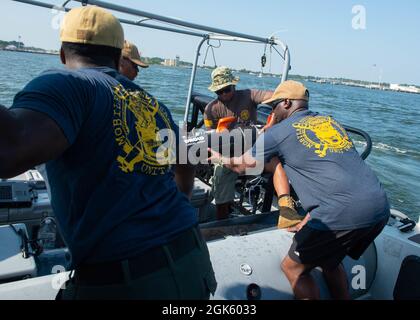 VIRGINIA BEACH, Virginie (août 12, 2021) – les marins affectés à la peloton de recherche de zone de l'unité mobile de plongée et de récupération 2 se préparent à balayer le fond d'un port avec un véhicule sous-marin sans pilote Mk 18 Mod 1 pour la présence de munitions non explosées et d'autres dangers potentiels lors d'un exercice de réparation de dommages au port dans le cadre de l'exercice à grande échelle (LSE) 2021 à joint Base expéditionnaire Little Creek-fort Story. Le LSE 2021 associe les capacités d'entraînement en direct et synthétique pour créer un environnement d'entraînement intense et robuste. Il reliera la formation haute fidélité et les opérations réelles pour développer les connaissances et les compétences nécessaires dans les complexes d'aujourd'hui, Banque D'Images