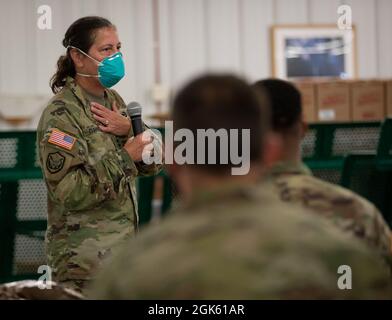 Le Lieutenant général Jody J. Daniels, Chef de la Réserve de l'Armée de terre et Commandant général du Commandement de la Réserve de l'Armée de terre des États-Unis, tient un forum informel de questions et réponses avec des soldats de la Réserve de l'Armée de terre participant à l'exercice d'entraînement de soutien au combat à fort McCoy, Wisconsin, le 11 août 2021. Le lieutenant général Daniels a répondu à plusieurs questions sur la logistique du nouveau Test de condition physique de combat de l'Armée de terre et le développement de carrière du soldat. Banque D'Images