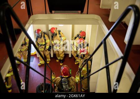 210811-N-LR905-2004 OCÉAN PACIFIQUE (AOÛT 11, 2021) – les marins participent à un bilan post-formation après avoir effectué un exercice de lutte contre les incendies à bord de la base maritime expéditionnaire USS Miguel Keith (ESB 5), août 11. Miguel Keith est en train de mener des opérations de routine dans la 3e flotte des États-Unis. Banque D'Images