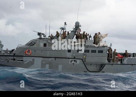 210811-N-XB010-1005 BASSIN WEST CAROLINE (AOÛT 11, 2021) Un Mk. VI patrouilleur transportant des marins et des Marines affecté à l'USS New Orleans (LPD 18) participe à un exercice d'entraînement. La Nouvelle-Orléans, qui fait partie de l'America Expeditionary Strike Group, ainsi que la 31e Marine Expeditionary Unit, opère dans la zone de responsabilité de la 7e flotte des États-Unis pour améliorer l'interopérabilité avec les alliés et les partenaires et servir de force d'intervention prête pour défendre la paix et la stabilité dans la région Indo-Pacifique. Banque D'Images