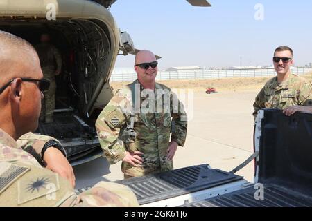 L’Adjudant-chef de la Force opérationnelle de normalisation Phoenix 4 Eric Bouwman est débriqué après le vol d’un hélicoptère CH-47 Chinook de la Compagnie B, 1er Bataillon, 171st Aviation Regiment (Bataillon de l’aviation de soutien général), à la base aérienne d’Erbil (Iraq). Banque D'Images