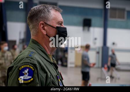 Le lieutenant-général de la Force aérienne des États-Unis, Brad Webb, commandant du Commandement de l'éducation et de l'entraînement aériens, observe une démonstration de survie, d'évasion, de résistance et d'évasion à la base aérienne de Fairchild, Washington, le 11 août 2021. La visite de Webb comprenait des immersions de l’école SERE 336 de TRG, l’entraînement à la survie en eau, le 36e Escadron de sauvetage et la reconnaissance des lauréats du prix des aviateurs de guerre spéciale de l’année de la Force aérienne. Banque D'Images