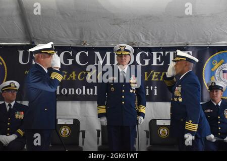 Vice ADM. Michael McAllister (au centre), commandant de la région du Pacifique, observe que le capitaine Alan McCabe (à gauche) passe son poste de commandant du Cutter de la Garde côtière Midgett au capitaine Willie Carmichael (à droite), lors d'une cérémonie de changement de commandement tenue à bord du navire, le 11 août 2021. La cérémonie de passation de commandement est une tradition militaire historique qui représente le transfert officiel de l'autorité et de la responsabilité d'une unité d'un commandant à un autre. Photo de la Garde côtière américaine. Banque D'Images