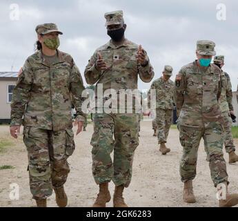 Le général commandant de la Réserve de l'Armée de terre des États-Unis et chef de la Réserve de l'Armée de terre, le Lgén Jody J. Daniels, marche avec le Ltcol Stanley Pyram, commandant adjoint du 642e Groupe de soutien régional et le Ltcol Susan Hopper, commandant de la 7202e unité de soutien médical, Zones de tournée de l'exercice d'entraînement de soutien au combat tenu à fort McCoy, Wisconsin. La 78e Division de la formation était chargée de cette itération de la CSTX. RÉSERVE DE L'ARMÉE AMÉRICAINE photo par : SPC. Marcel Bassett Banque D'Images
