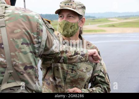 Le général commandant de la Réserve de l'Armée américaine et chef de la Réserve de l'Armée de terre le général de corps de corps de armée Jody J. Daniels 'Elbow Huds' un autre soldat après avoir visité les aires d'entraînement de l'exercice d'entraînement de soutien au combat. La 78e Division de la formation était chargée de cette itération de la CSTX. RÉSERVE DE L'ARMÉE AMÉRICAINE photo par : SPC. Marcel Bassett, 326e MPAD. Banque D'Images