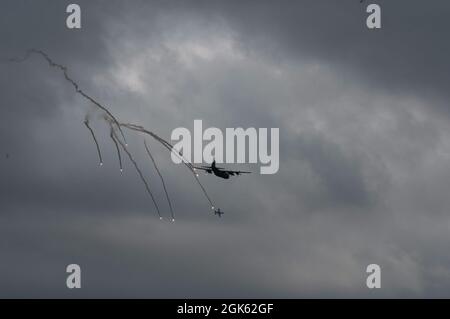 Un Hercules C-130H de la 182e Escadre de transport aérien, de la Garde nationale aérienne de l'Illinois, déploie des fusées éclairantes lors d'une sortie d'aéroglisseur de Northern Strike 21 au-dessus de la chaîne de tir aérienne Camp Grayling, Michigan, le 11 août 2021. Les fusées éclairantes sont une contre-mesure déployée pour détourner les missiles à la recherche de chaleur entrants de frapper l'avion. Banque D'Images