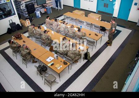 Les soldats de l'armée américaine de la 5e brigade d'assistance de la Force de sécurité participent à une classe donnée par Marines avec la 3e compagnie de liaison de tir naval d'aviation à l'entraîneur d'état-major d'armes combinées dans le cadre de l'exercice d'engagement naval 2021 sur le camp de base du corps de la marine Pendleton, Californie, le 11 août 2021. Au cours d'une semaine, les Marines de diverses unités de la Réserve ont enseigné aux soldats de la 5ème SFAB comment appeler dans les mémoires de zone d'atterrissage, appeler des feux, intégrer avec les forces navales et conseiller les ressortissants étrangers. Banque D'Images